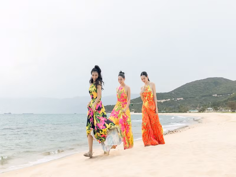 Dàn hậu thả dáng bên những vách núi, hồ nước ngọt, bãi biển.