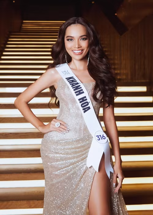 Cô từng đoạt danh hiệu Người đẹp biển ở Hoa hậu Hoàn vũ Việt Nam năm 2019.