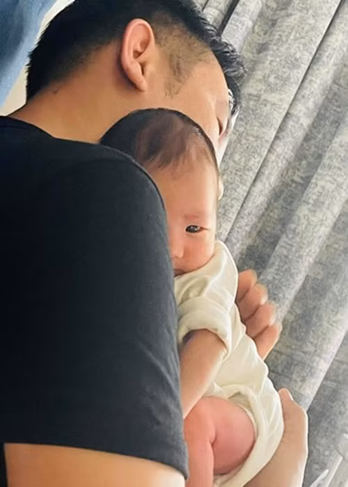 Ông xã của Vân Hugo san sẻ việc chăm sóc con gái với vợ.