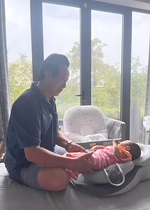 Vân Hugo đăng tải hình ảnh bố đẻ bên bé Bình An. Đi kèm với đó, cô viết: "Tình yêu lớn tình yêu nhỏ".