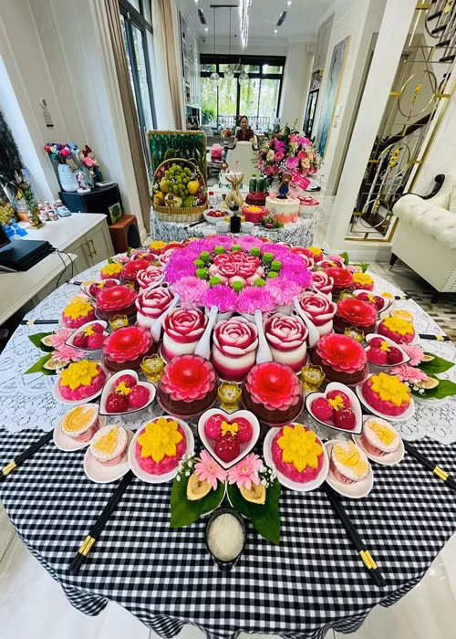 Vợ chồng nữ MC bày mâm cỗ khá hoành tráng.
