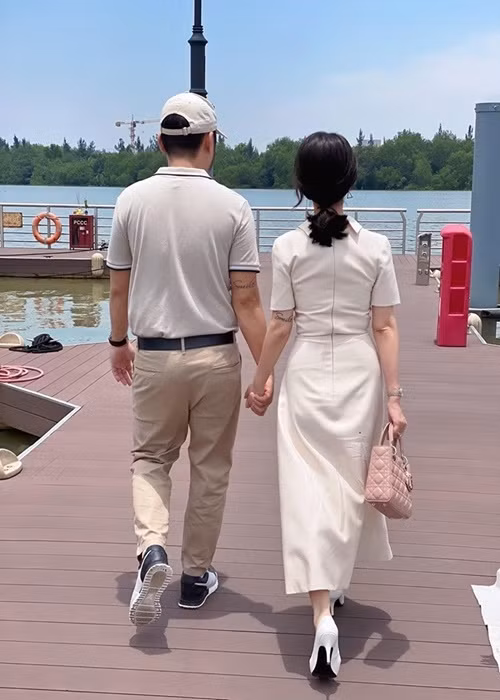 Nam diễn viên hài còn xăm hình đôi với bà xã. Ảnh: Yan