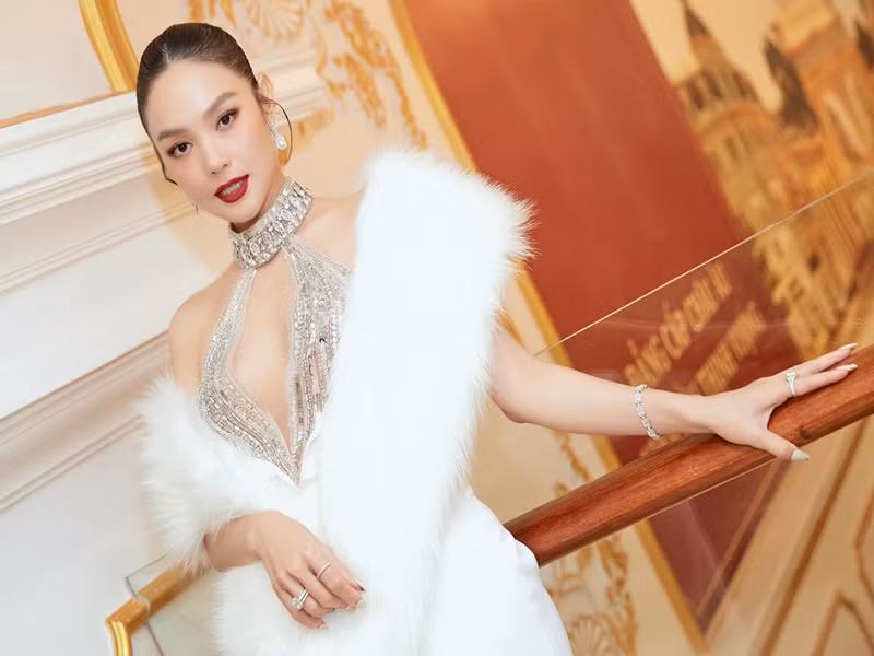 Minh Hằng cũng đắt gameshow. Năm 2018, cô làm huấn luyện viên The Face Vietnam. Năm 2022, cô ngồi ghế nóng cuộc thi Miss World Vietnam 2022 - Hoa hậu Thế giới Việt Nam 2022. Ảnh: FBNV