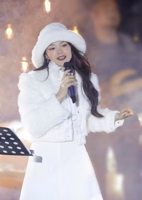Minh Hằng bước chân vào lĩnh vực nghệ thuật từ năm 16 tuổi với vai trò ca sĩ. Bài hát giúp cô nổi tiếng là “Một vòng trái đất”. Ảnh: FBNV