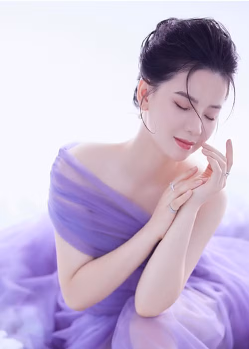 Trước "Hương vị tình thân", "Lối nhỏ vào đời", Linh Hương từng đóng phim "Hoa bay", "Chạm tay vào nỗi nhớ", "Lấy chồng trước Tết", "Đối thủ kỳ phùng". Ảnh: FBNV