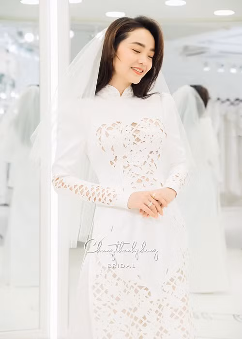 Khi không vượt qua các thử thách, nhà trai phải ăn trái chanh chua. Ảnh: Fanpage Chung Thanh Phong