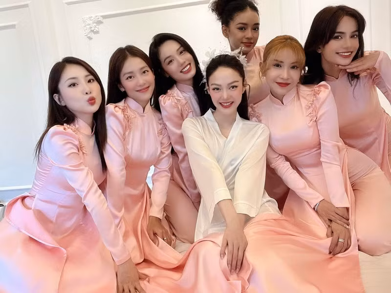 Dàn phù dâu trò chuyện, động viên giúp Minh Hằng bớt căng thẳng. Ảnh: FB Khả Như