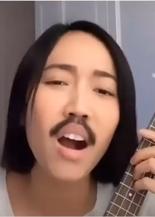 Bạn gái của Anh Tú còn khiến fan cười nghiêng ngả khi hóa trang thành rapper Binz đàn hát. Ảnh: Vietnamnet