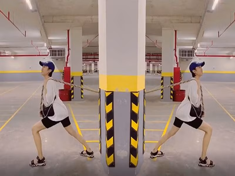 Nữ diễn viên hài từng đăng tải clip biến hình kéo xe đầy hài hước. Ảnh: Viez