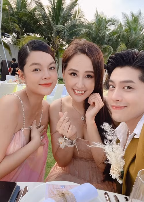 Mới đây, lựa chọn váy áo gợi cảm tại đám cưới của Minh Hằng, Phạm Quỳnh Anh hút mọi ánh nhìn.