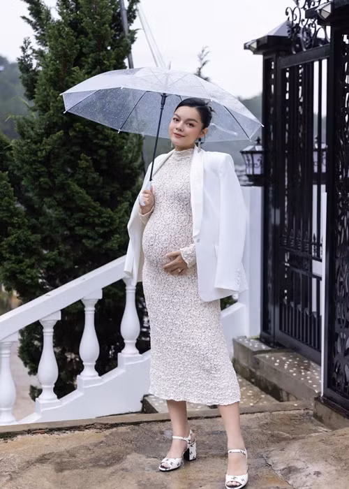 Nữ ca sĩ khoe ảnh rõ bụng bầu cách đây không lâu.