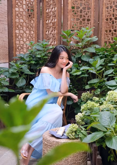 Trước đám cưới, người đẹp sinh năm 1993 cũng giấu vòng hai bằng váy áo rộng.