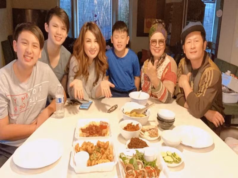 Bằng Kiều và vợ cũ ứng xử văn minh hậu chia tay. Cả hai xuất hiện cùng nhau trong các sự kiện đặc biệt của các con và gia đình. Ảnh: VOV