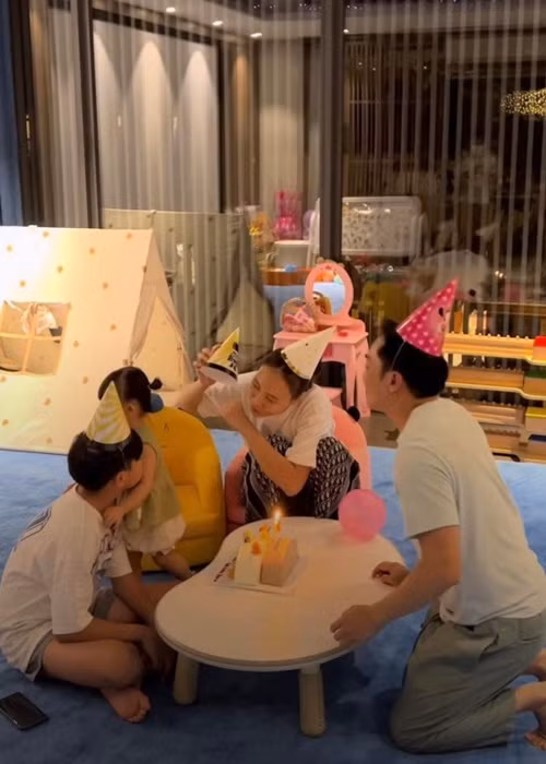 Bé Suchin - con gái của Cường Đô la - Đàm Thu Trang tặng bé Subeo một cái ôm. Ảnh: Người đưa tin