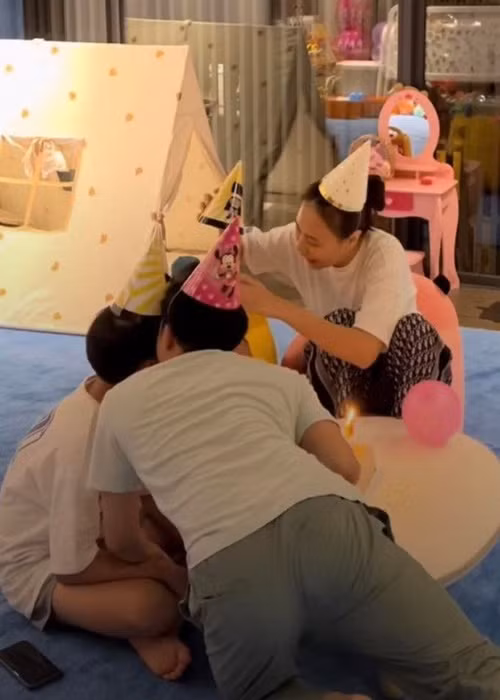 Cường Đô la ôm hôn con trai trong tiệc sinh nhật. Ảnh: Người đưa tin