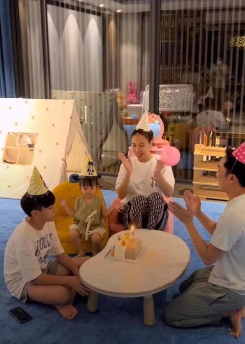  Cường Đô la cùng bà xã Đàm Thu Trang mừng sinh nhật bé Subeo. Ảnh: Người đưa tin