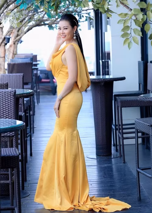 “Tôi muốn sửa lại mũi cho đẹp. Hơn nữa, do yêu cầu công việc cần xuất hiện nhiều trước công chúng, nên tôi muốn hoàn thiện nhan sắc của mình hơn”, cô nói.