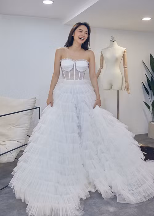 Minh Hằng sẽ làm đám cưới vào ngày 18/6 tới đây tại thành phố Vũng Tàu. Nửa kia của nữ diễn viên là một doanh nhân. Có tin đồn cho rằng chồng sắp cưới của Minh Hằng là phó tổng giám đốc một công ty dệt lớn ở Long An tên Nguyễn Quốc B. Ảnh: Dân Việt