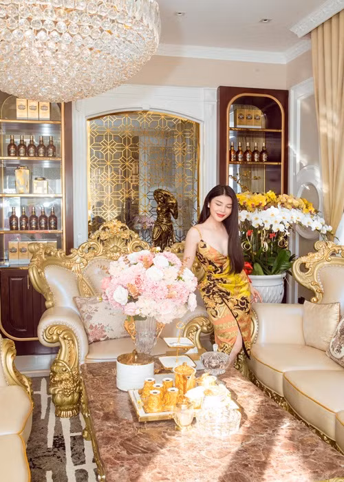 Cô cho biết: “Khi làm nhà dự toán là 30 tỷ. Nhưng khi hoàn thành con số phát sinh lên đến khủng. Dù một mình gồng gánh để tạo dựng lên căn nhà này nhưng Chen vẫn cố gắng và cuối cùng cũng hoàn thiện”.