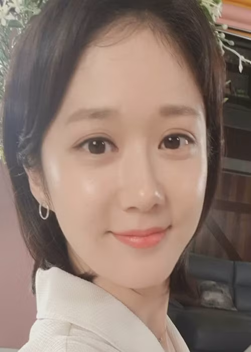 Nữ diễn viên sinh năm 1981 không bao giờ gặp khó khăn khi đóng vai nữ sinh nhờ vẻ đẹp không tuổi. Ảnh: Instagram