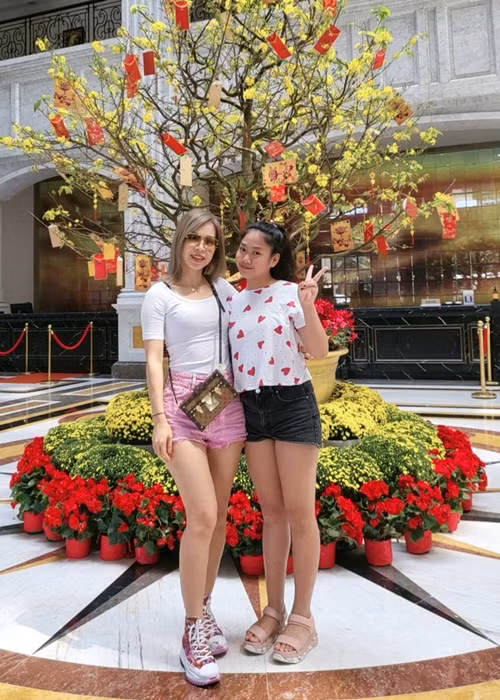Con gái Mạnh Trường thể hiện niềm đam mê nghệ thuật từ sớm, thích nhảy múa, hát hò và chơi piano.