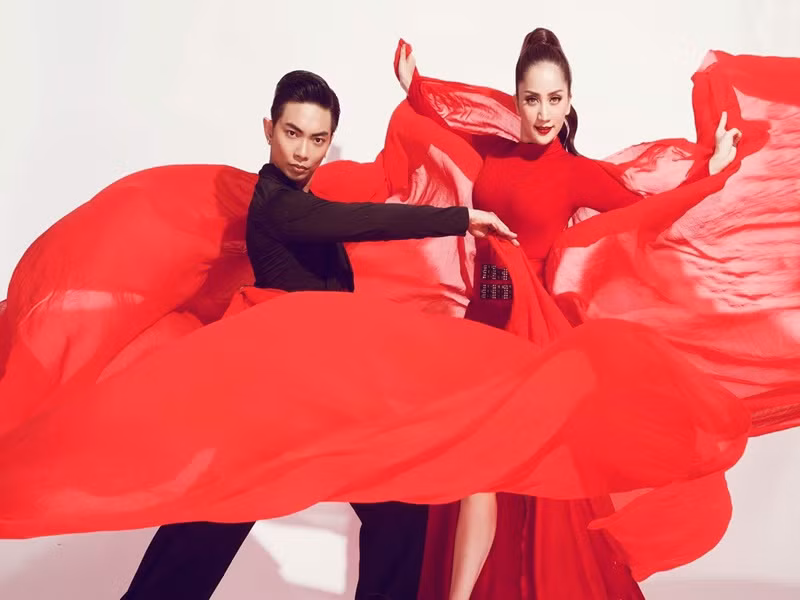 Phan Hiển chia sẻ, anh tự hào về bà xã xinh đẹp và đôi khi anh thấy tự ti mỗi lần sánh bước bên cô.