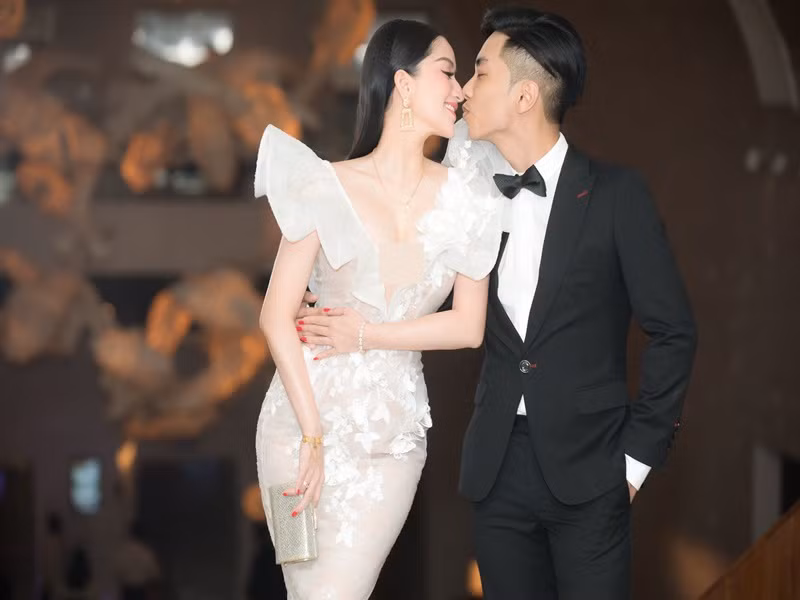 Để có thể tương xứng hơn với Khánh Thi ngày càng trẻ đẹp, Phan Hiển nỗ lực tập luyện cải thiện vóc dáng.