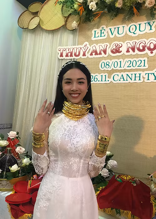Đại diện của Thúy An chia sẻ trên Zing: "Phía nhà trai trao một bộ vòng vàng cho Thúy An. Ngoài ra, ba mẹ cùng người thân của Thúy An trao nhiều vòng, kiềng vàng cho cô ấy". Ảnh: Hoa hậu Việt Nam