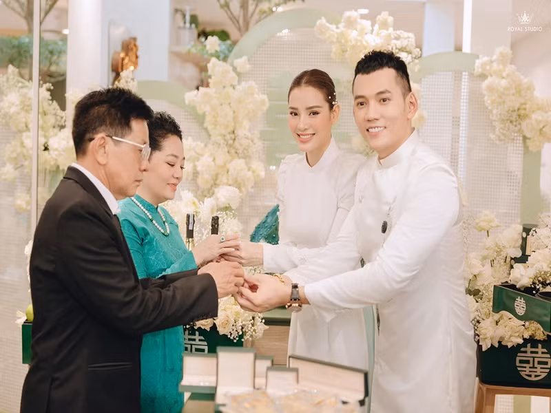 Không chỉ ca sĩ Minh Hằng, nhiều mỹ nhân Việt cũng nhận của hồi môn "khủng". Hồi tháng 4 vừa qua, Phương Trinh Jolie nhận được sính lễ gồm 88 cây vàng, trang sức kim cương 2 tỷ. Ảnh: FBNV