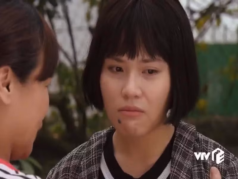 Ánh Tuyết không ngại hy sinh cho vai Diệp. Cô cắt tóc ngắn, tăng đến 8kg, chấp nhận ăn mặc lôi thôi, quê mùa.