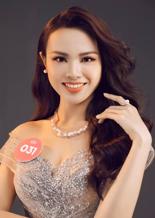 Thủy Tiên từng đăng quang Hoa khôi Ngoại thương 2018, lọt top 10 Hoa hậu Việt Nam 2018. Ảnh: FBNV