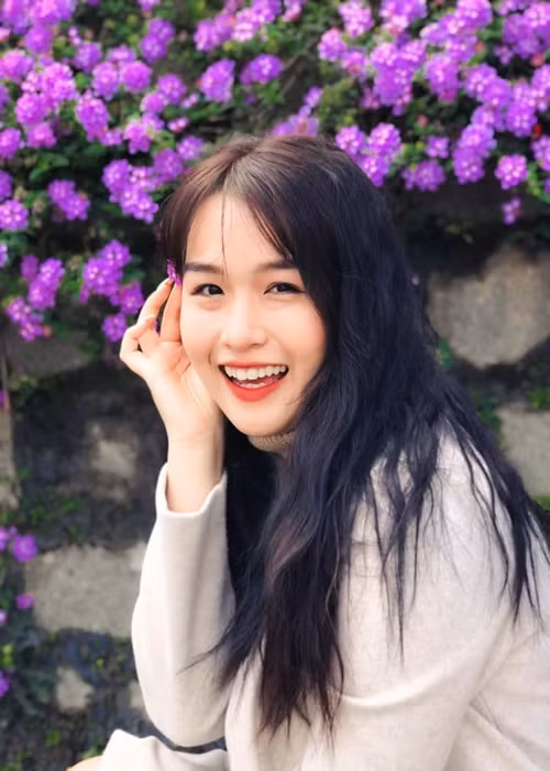 Khánh Trinh cảm thấy áp lực với tên gọi "con gái nghệ sĩ Hoàng Mập". Nữ diễn viên cho rằng nhiều người có cái nhìn khắt khe hơn với cô chỉ vì cô đang đứng dưới cái bóng quá lớn của cha.