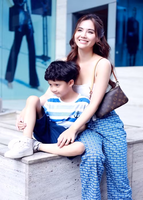 Con trai nhu hot boy nhi cua my nhan Huyen Lizzie “Thuong ngay nang ve“