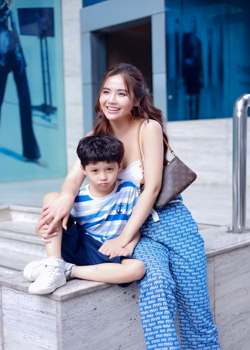 Nữ diễn viên sẽ dành nhiều thời gian cho con hơn, đưa con đi du lịch biển để bé Nem có những ngày nghỉ hè vui vẻ, ý nghĩa, chuẩn bị năng lượng tốt nhất khi bước vào năm học mới.
