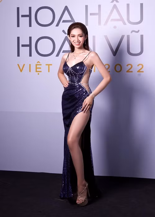 Nhật Hà chuộng mặc trang phục gợi cảm khi thi nhan sắc.