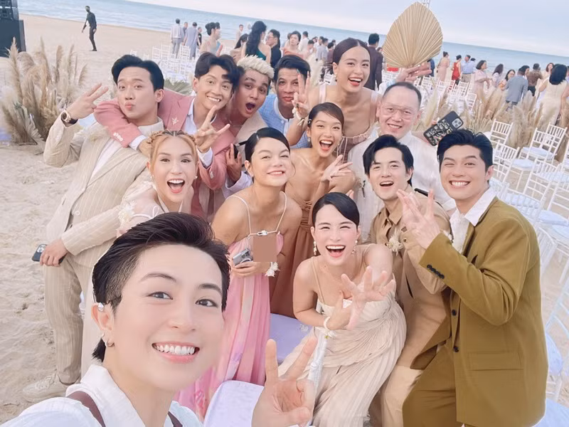 Các nghệ sĩ chụp ảnh kỷ niệm trước khi ghi lại khoảnh khắc bên cô dâu chú rể. Ảnh: FBNV