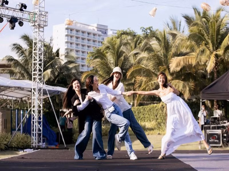 Phút giây vui đùa của Minh Hằng và những người bạn. Ảnh: Zing