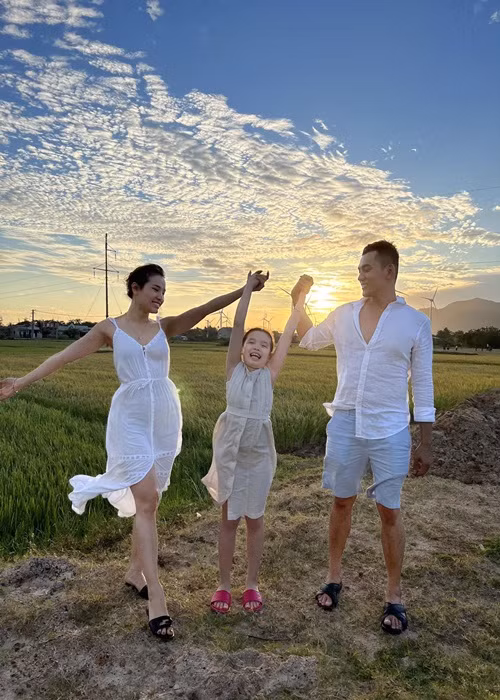 Phương Trinh Jolie giữ bí mật mang bầu sinh con gái trong suốt 9 năm. Cô công khai con trong đám cưới với Lý Bình.