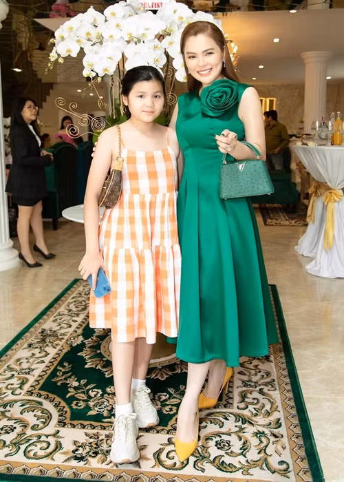 Hậu ly hôn, Phương Lê không ngại nhắc đến chồng cũ. Gần đây, cô chia sẻ ảnh bên con gái Hà Băng Nghi, 11 tuổi. Kèm theo đó, Phương Lê viết: "Ai cũng nói em giống mẹ nhưng em thì tìm điểm giống cha".