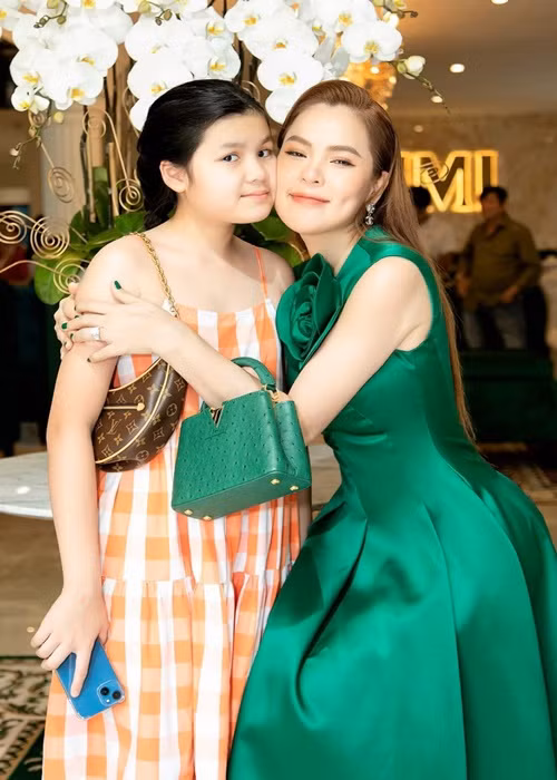 Phương Lê và chồng cũ có 3 cô con gái chung.