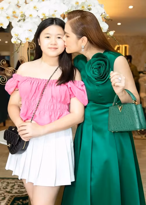 Cách đây ít ngày, Phương Lê khoe ảnh bên con gái Hà Đông Nghi, 12 tuổi, cao 1m63.