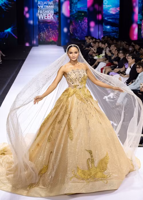 Sau cuộc thi, cô đắt show sự kiện, quảng cáo. Ngoài làm người mẫu, H’hen Niê còn đóng phim. Ảnh: FBNV