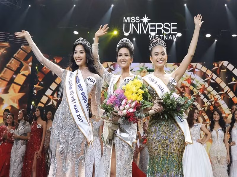 H’hen Niê (ở giữa) đăng quang Hoa hậu Hoàn vũ Việt Nam 2017. Cô hiện là mỹ nhân Việt có thành tích cao nhất tại Hoa hậu Hoàn vũ Thế giới khi lọt top 5 mùa giải năm 2018. Ảnh: Lao động