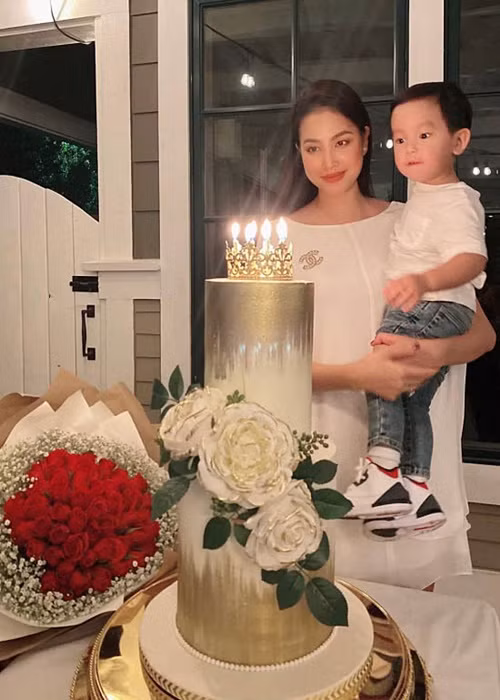 Mới đây, Phạm Hương trở về Việt Nam cùng hai con trai. Về nửa kia, người đẹp vẫn giữ kín như bưng. Ảnh: Instagram