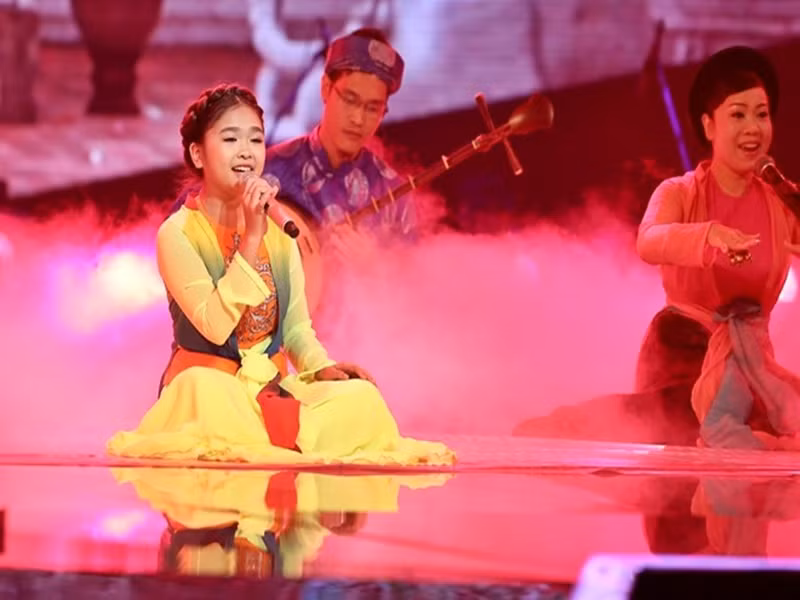 Trong chung kết Giọng hát Việt nhí, Thiện Nhân gây bất ngờ khi mang đến tiết mục hát chầu văn “Cô Đôi Thượng Ngàn”. Giữa chiếu chầu văn, giọng hát trong vắt, lanh lảnh của Thiện Nhân chinh phục hoàn toàn khán giả và các HLV. Trong phần song ca cùng HLV Cẩm Ly, Thiện Nhân một lần nữa tỏa sáng với liên khúc “Hình bóng quê nhà” - “Sầu đâu quê ngoại”. Kết quả, Thiện Nhân vượt qua Hoàng Anh, Thiên Nhâm để trở thành quán quân. Ảnh: BTC