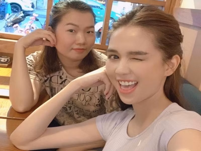 Ngọc Trinh còn hào phóng với người giúp việc tên Thúy Kiều. Cô tặng điện thoại hàng hiệu đến trả lương "khủng" cho giúp việc. Ảnh: Sức khỏe và đời sống