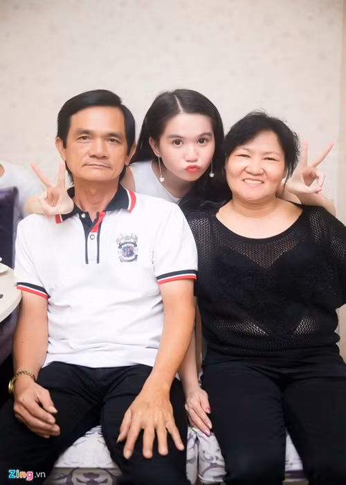 Ngọc Trinh còn chịu chi khi đi mua quà Tết cho bố mẹ với tổng số tiền gần 400 triệu đồng, xây nhà báo hiếu. Ảnh: Zing