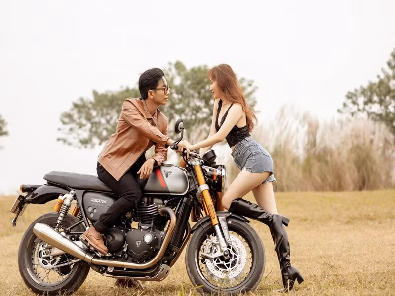 Khánh Thi trẻ trung, gợi cảm. Bà mẹ hai con diện quần short jean kết hợp áo dạng bra, đi boot cao.