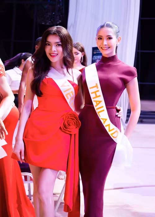 Vẻ ngoài rạng rỡ của đại diện Việt Nam khi đọ sắc cùng thí sinh Thái Lan.