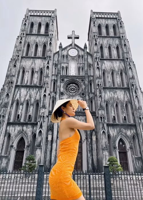Phuong Trinh Jolie gay tranh cai khi chup anh goi cam truoc nha tho